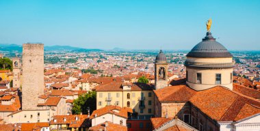 İtalya 'nın Bergamo kentindeki Citta Alta' nın çatıları üzerinde, Sant Alessandro Katedrali 'nin kubbesini, bir çan kulesini ve şehrin manzarasına karşı Torre del Gombito' nun taşını görüyoruz.