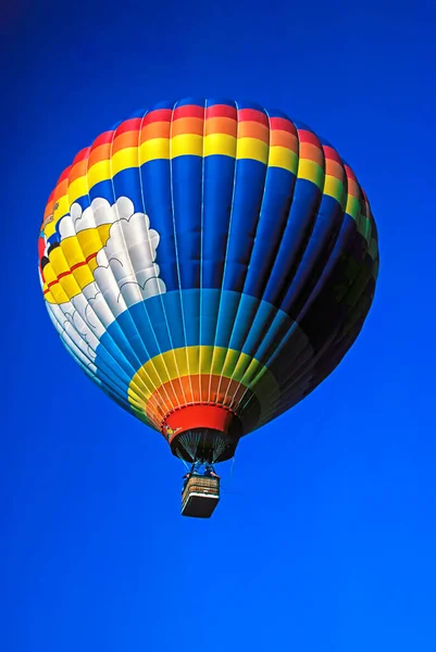カリフォルニア州上空を飛行する熱気球 — ストック写真
