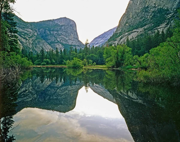 Jezioro Mirror Parku Narodowym Yosemite Kalifornia — Zdjęcie stockowe