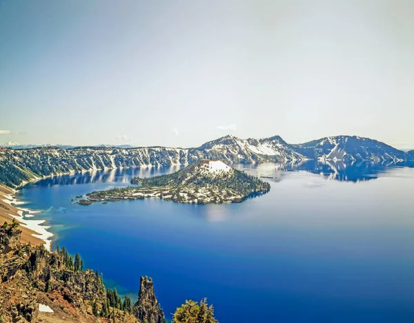 与向导岛屿在俄勒冈州火山口湖 — 图库照片