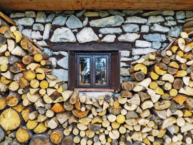 Bir evin arka bahçede odun yığını