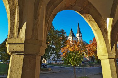 Belediye binası ve kilisesi olan ortaçağ kasaba meydanı