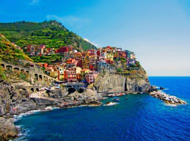 İtalyan kıyısındaki Manarola Köyü