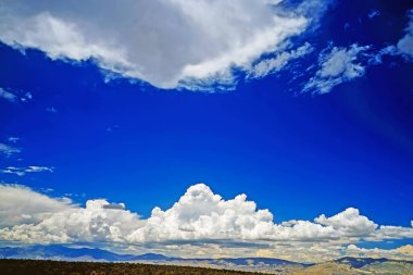 Bulutlar Arizona çöl peyzaj üzerinde