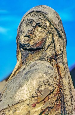 Kirlilik ve asit yağmuru ile aşınmış heykel