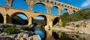 Fransa, Avrupa 'daki eski Roma su kemeri Pont du Gard' ın yatay görüntüsü