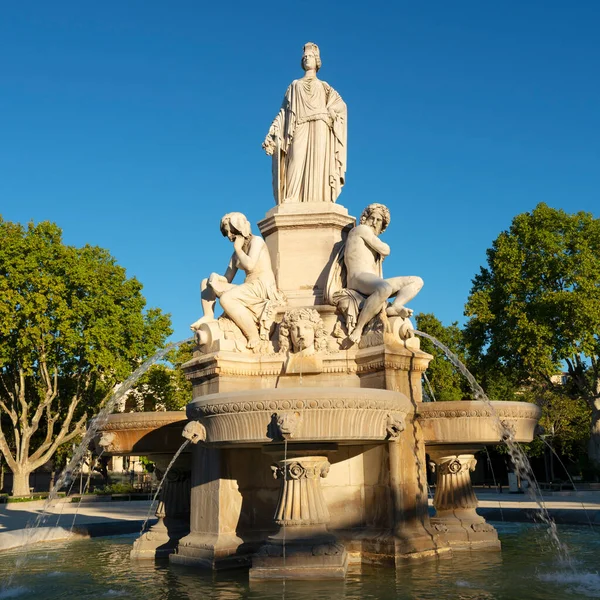 法国尼姆斯 早上的著名喷泉景观 — 图库照片