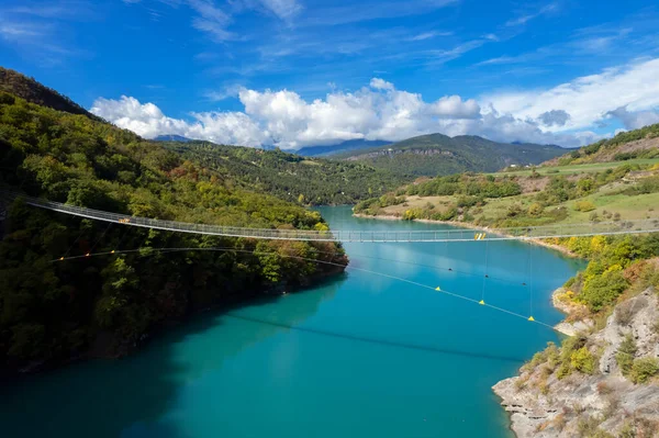 モンテニャール湖の近くの湖を渡るヒマラヤの歩道橋 フランス — ストック写真