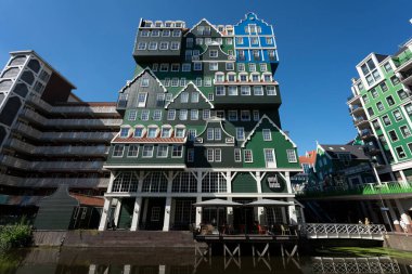 Zaanstad, NETHERLANDS - 24 Ağustos 2022, Zaanstad, Hollanda 'da yeşil binalı ünlü şehir manzarası
