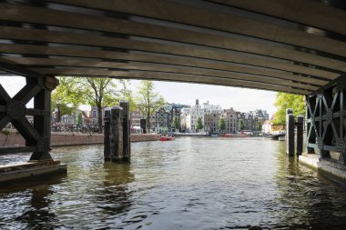 AMSTERDAM, NETHERLANDS - 23 Ağustos 2022, Amsterdam 'da teknesi olan ünlü şehir manzarası