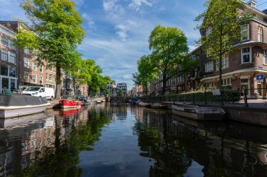 AMSTERDAM, NETHERLANDS - 23 Ağustos 2022, Amsterdam 'da teknesi olan ünlü şehir manzarası