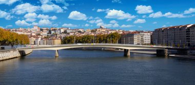 Fransa 'nın Lyon kentindeki Saone nehri ile Croix-Rousse bölgesinin panoramik manzarası