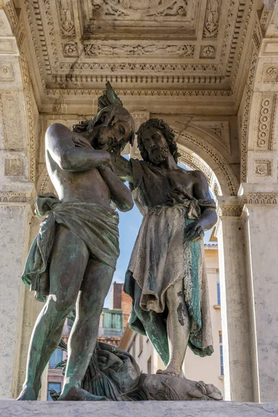 フランスリヨンのサン ジャン広場の彫刻 — ストック写真
