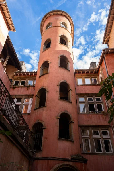 フランスのリヨンにピンクの塔のある有名な建物 — ストック写真
