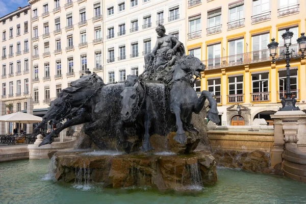 Słynny Fontaine Des Terreaux Lyonie Francja — Zdjęcie stockowe