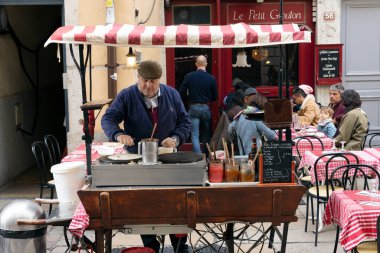 LYON, FRANCE, 6 Kasım 2022: Lyon, Fransa 'da ünlü Le Petit Glouton restoranı