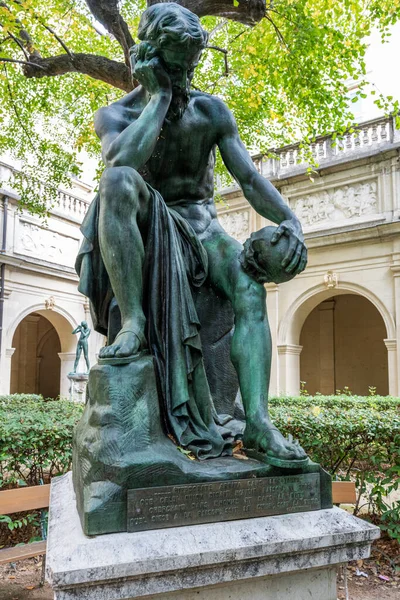 Бронзовая Скульптура Человека Черепом Выполненная Известным Огюстом Роденом — стоковое фото
