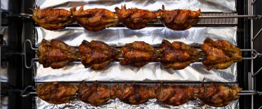 Lyon, Fransa 'da bir pazarda roti tavukları