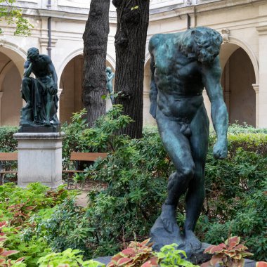 Ünlü Auguste Rodin tarafından yapılmış çıplak bir adamın güzel bronz heykeli.
