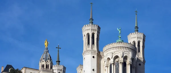 法国里昂的Notre Dame Fourviere大教堂的著名观点 — 图库照片