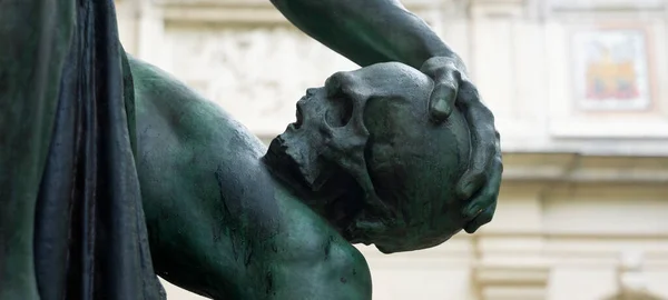 Ingår Bronsskulptur Man Med Dödskalle Gjord Den Berömda Auguste Rodin — Stockfoto