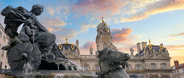 Berömda Fontaine Des Terreaux Vid Solnedgången Lyon Frankrike — Stockfoto