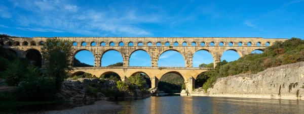 Vista Panorámica Del Famoso Pont Gard Antiguo Acueducto Romano Francia —  Fotos de Stock