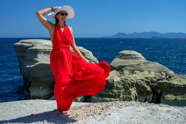Červená Oblečená Žena Větru Santorini — Stock fotografie