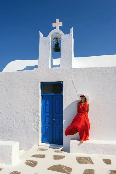 Vertical View Red Dressed Woman Oia Santorini Greece — Stock fotografie