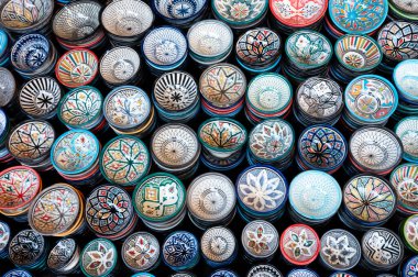 Fas, Marakeş 'te bir dükkanda bowling oynuyor.