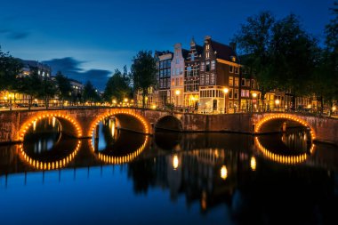 Amsterdam gece kanalın. Hollanda