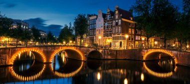 Amsterdam gece kanalın. Hollanda