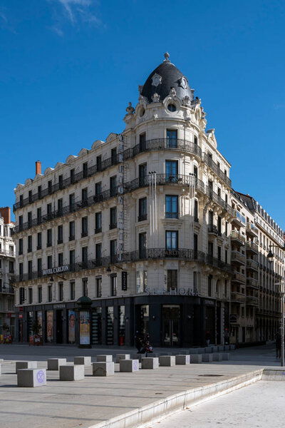 ЛИОН, ФРАНЦИЯ - 26 февраля 2023 года: вид на знаменитое здание отеля Felton в Лионе, Франция. Бывшая больница стала отелем.