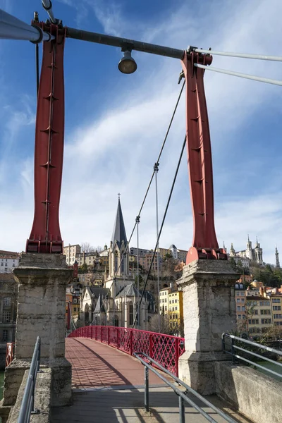 フランスのLton市で有名な赤い歩道橋の眺め — ストック写真