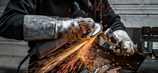 Vista Trabalhador Moagem Pedaço Metal França — Fotografia de Stock