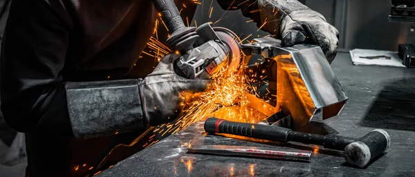 Arbeiter Schleifen Ein Stück Metall Frankreich — Stockfoto