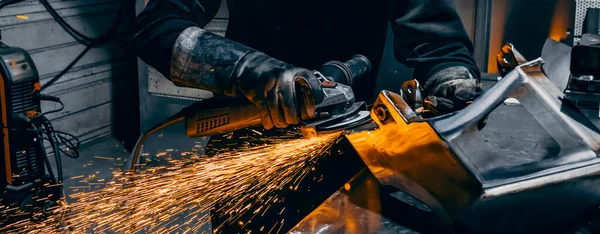Mãos Trabalhador Moendo Pedaço Metal França — Fotografia de Stock