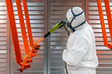 Fransa 'da bir fabrikada boya tabancasıyla resim yapan işçi.