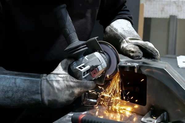 Vista Das Mãos Trabalhador Moagem Pedaço Metal França — Fotografia de Stock