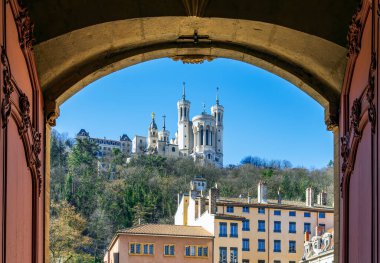 Fransa 'nın Lyon şehrindeki Saint-Jean kilisesinden ünlü Notre-Dame-de-Fourviere Bazilikası manzarası