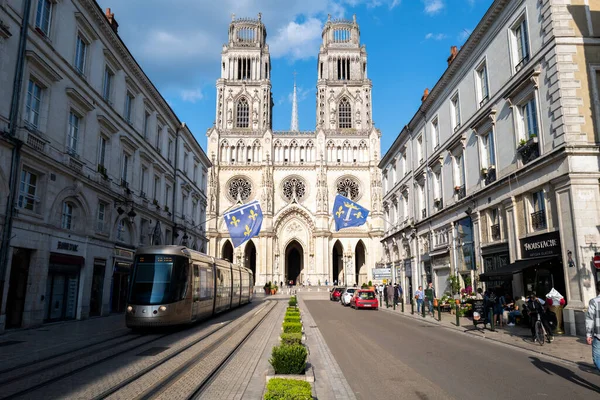 法国奥兰斯圣克罗伊街和大教堂 免版税图库图片