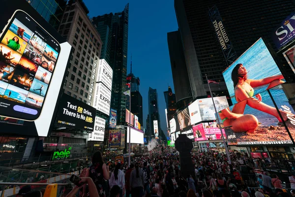 New York City Juli 2023 Times Square Mit Touristen Juli lizenzfreie Stockbilder