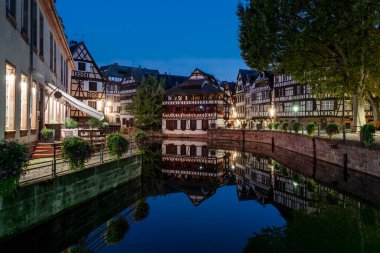 Fransa 'nın küçük bir bölgesindeki ünlü kanal manzarası, Strasbourg, Fransa, Avrupa.