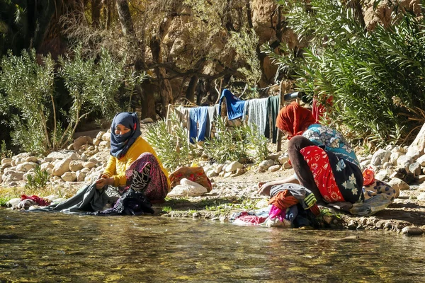 Todra Gorges Marruecos Enero 2024 Mujeres Lavando Ropa Río Gargantas Imagen De Stock