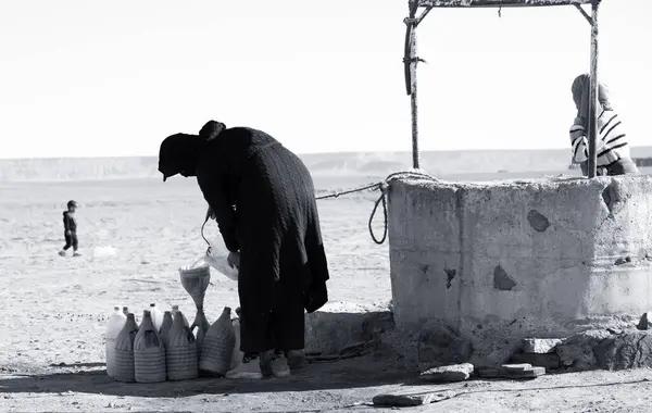 Merzouga Morocco January 2024 一个家庭从摩洛哥Merzouga沙漠的一口井中取水 免版税图库图片