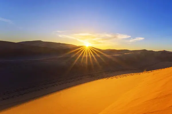 モロッコのメルツーガ砂丘の日没 ロイヤリティフリーのストック写真