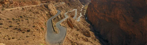 モロッコのダデス ゴルジュで有名な道路 ストック写真