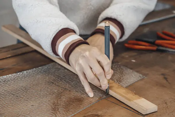 Рука Женщины Мастера Изготовлению Гаджетов Работой Мастерской Франция — стоковое фото