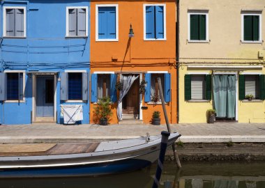 Burano, İtalya 'da renkli evler