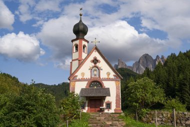 Odle Dağları 'nın önündeki St. John Kilisesi Funes Vadisi, Dolomitler, İtalya